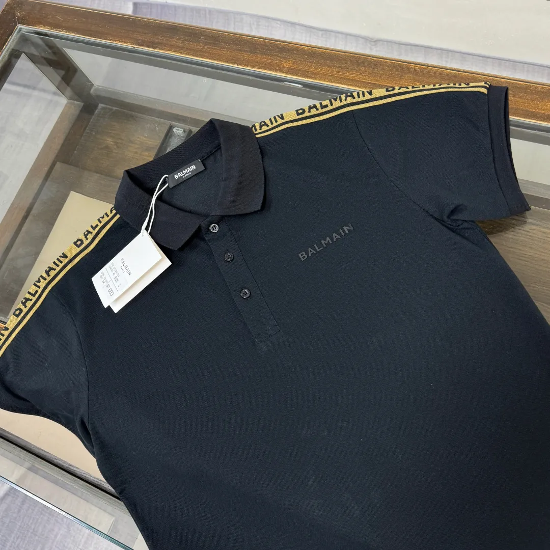 Lapel C🌟BALMAIN 2026 Newest Arrival business casual short-sleeved lapel polo shirt ~ Highly recommended ✅ Same Style for men and women ~ The fitted tailoring sets off the minimalist design style, showing the elegant style at a glance! As a brand that pursues design and tailoring techniques, the materials used will never disappoint! High count mercerized cotton material! The fabric surface is fine and smooth, soft and skin-friendly, the cotton is full and elastic, and the upper body is high-end yet crisp and stylish👍 Color: Black White Size: M L XL XXL 3XL (please state your height and weight when placing an order!)